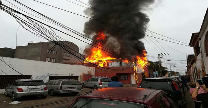 Un muerto y dos casas destruidas en incendio en barrio el Morro  de Iquique