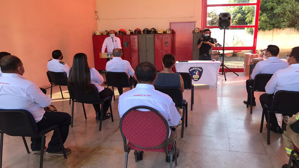 Cuerpo de Bomberos de Retiro recibió uniformes multirol y esclavinas para ser distribuidos en sus tres compañías