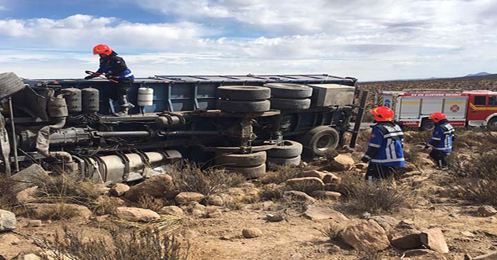 Chofer muere tras volcar su máquina movilizando a Bomberos de Huara