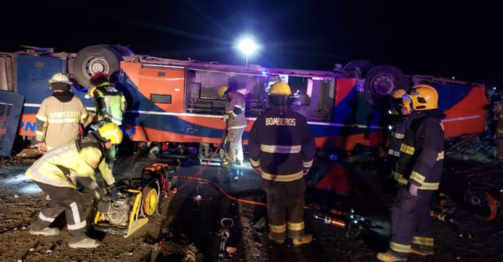 Bomberos de Pozo Almonte y La Tirana auxiliaron volcamiento de bus 