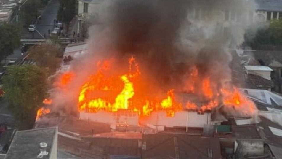 Bomberos de Santiago con apoyo de Ñuñoa, Quinta Normal, Conchalí-Huechuraba, Metropolitano Sur y Maipú en 5° alarma de incendio