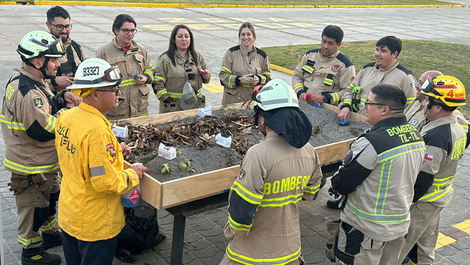 Bomberos chilenos fueron capacitados por instructores CalFire en incendios forestales