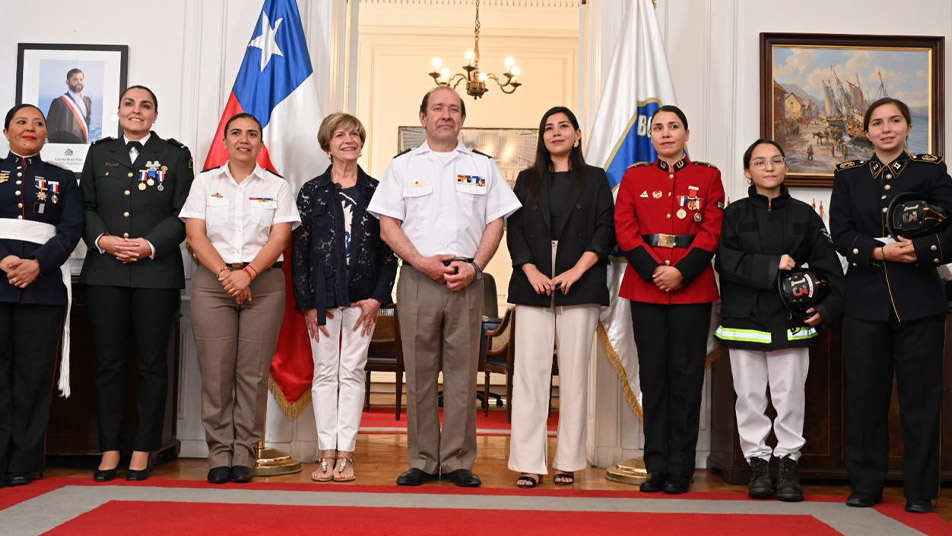 Día Internacional de la Mujer: Doce Bomberas líderes de todo el país se reunieron con la Alcaldesa Matthei