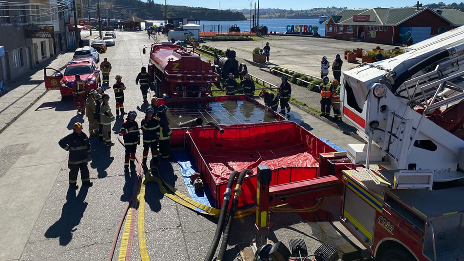 Bomberos de Castro realizó exitoso ejercicio de abastecimiento en el marco de su aniversario