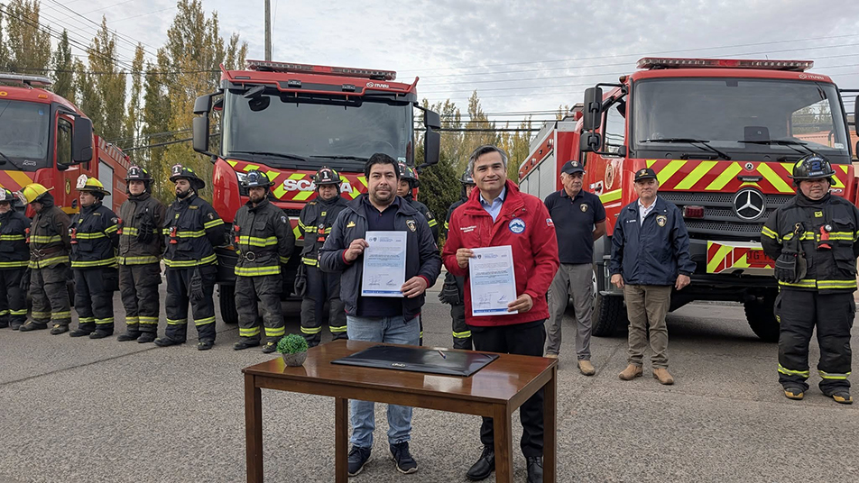 Cuerpo de Bomberos de Chile Chico reciben dos nuevas unidades 