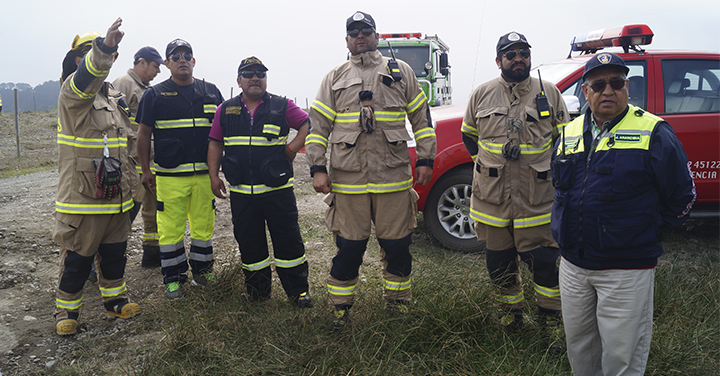 Vicepresidente del Consejo Regional de Bomberos visitó incendio forestal de Alepue en la región de Los Ríos