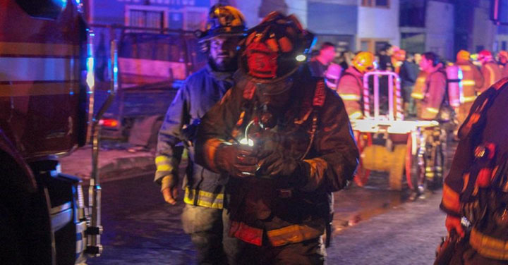 Incendio destruyó tres casas en el centro de la ciudad de Iquique