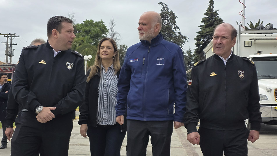 Bomberos de Chile mostró su capacidad de combate en incendios forestales al Vicepresidente de la República