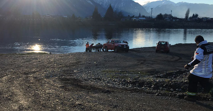 Bomberos rescató con vida a hombre que se lanzó a las aguas del rio Aysén