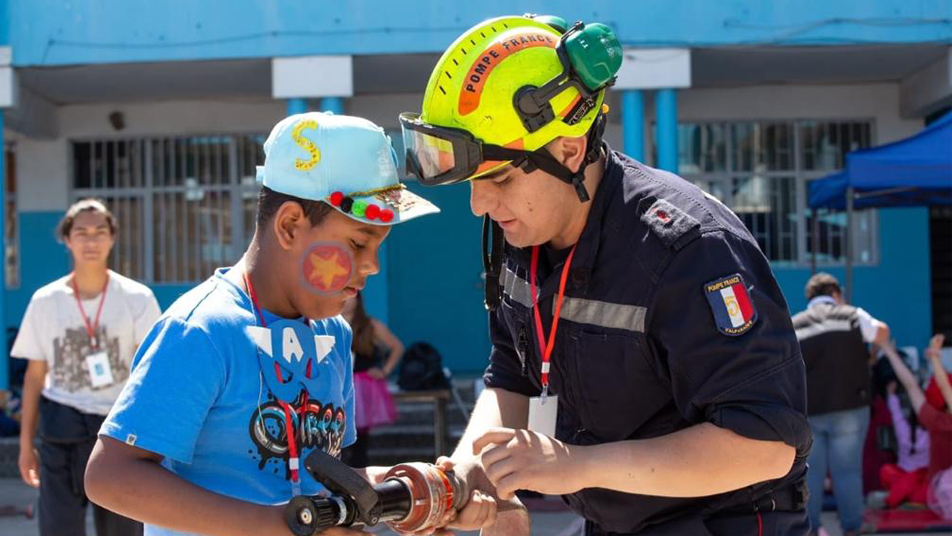 Bomberos de Valparaíso participan en jornada recreativa con niños de la Teletón