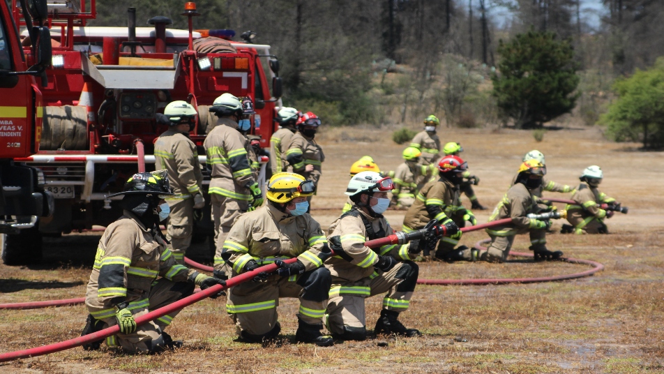 Con más de 40 carros y 100 bomberos se realizó exhibición para el combate de incendios forestales 