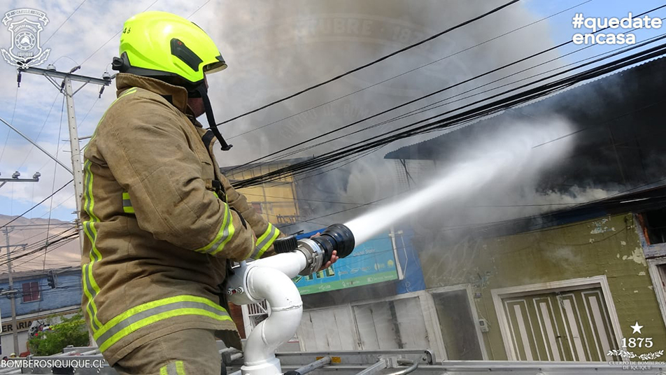 Incendio destruyó diez viviendas de madera en sector céntrico de Iquique