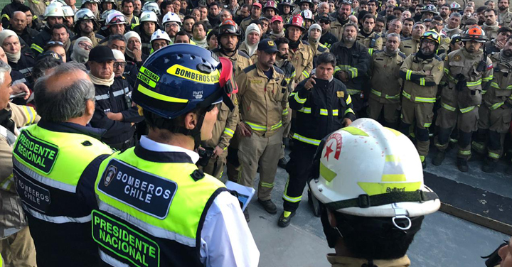 La máxima autoridad agradeció en terreno el trabajo de los bomberos en la Región de Valparaíso