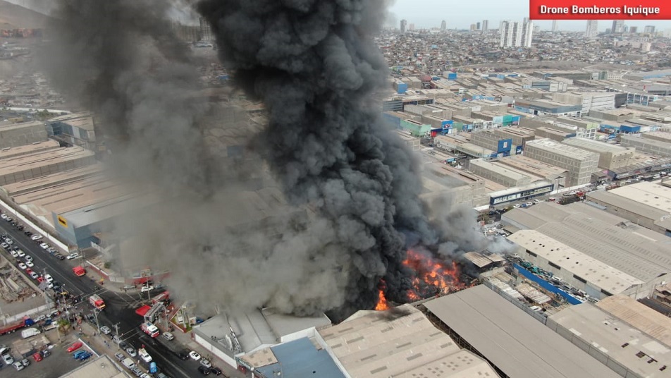 Incendio destruyó cinco galpones en Zona Franca de Iquique