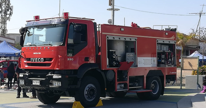 Bomberos de Mejillones recibió carro de bomberos en el día del bombero