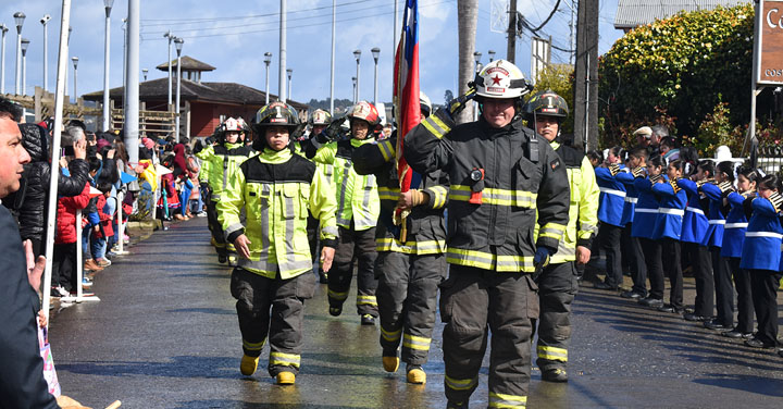 Bomberos de Chile participó en acto oficial de Dalcahue por el aniversario patrio 