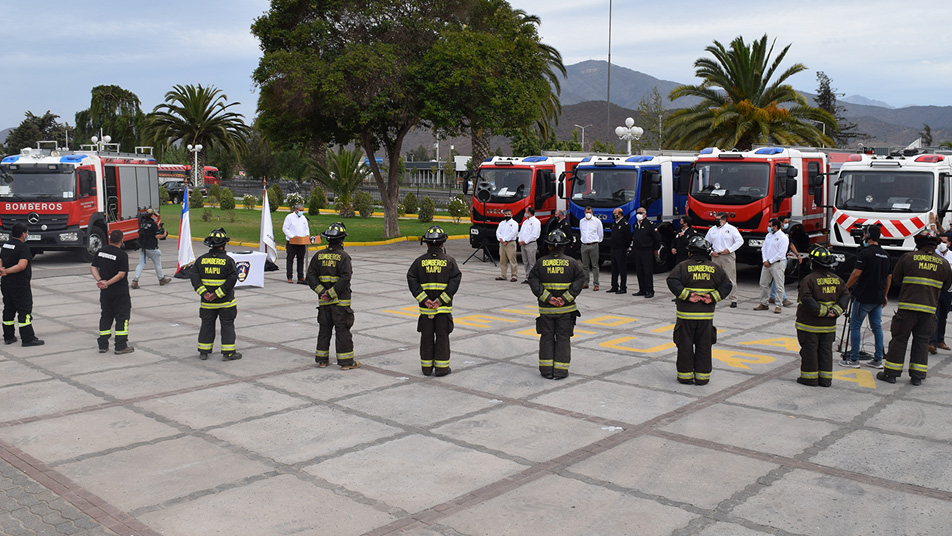 Bomberos de San Bernardo, María Pinto y Maipú reciben nuevas y modernas unidades