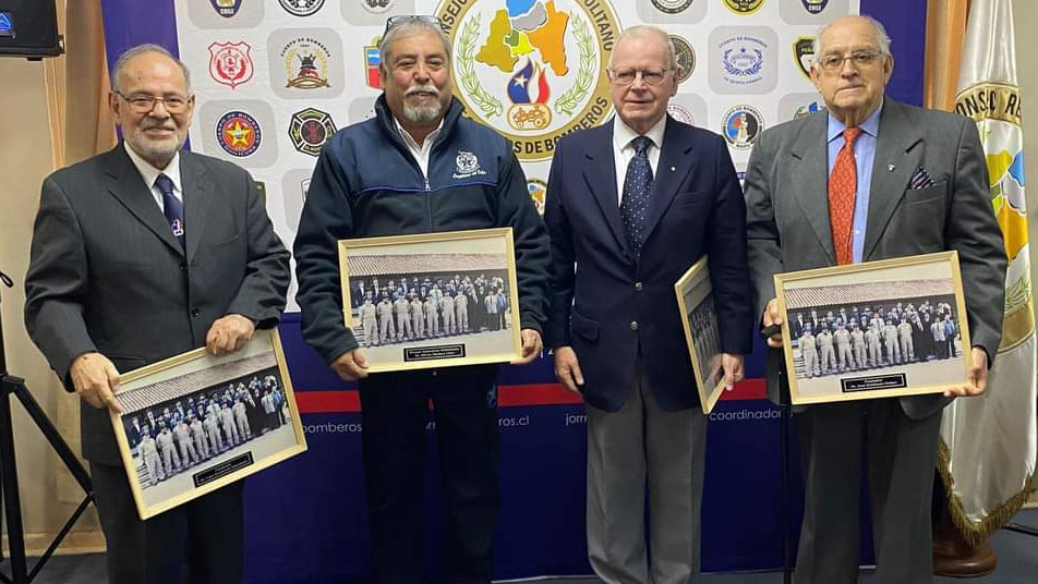 Consejo Regional Metropolitano de Bomberos premió a los Fundadores e Instructores Honorarios de la ANB