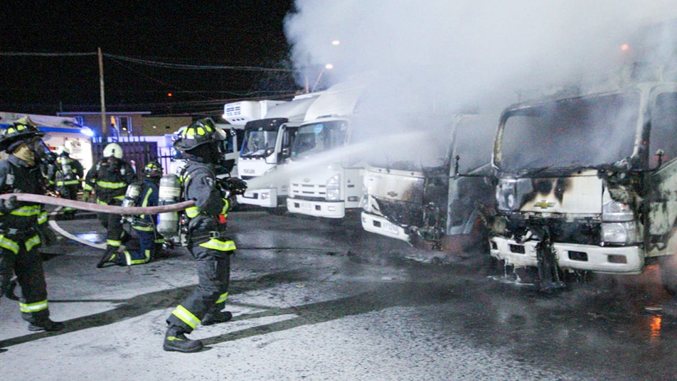 Fuego en camiones movilizó a bomberos hasta empresa Agrosuper de Iquique