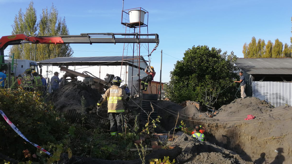 Bomberos de Quillón rescatan con vida a joven atrapado en pozo