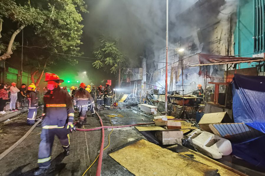 18 Compañías de Bomberos asistieron a incendio que afectó a Barrio Meiggs