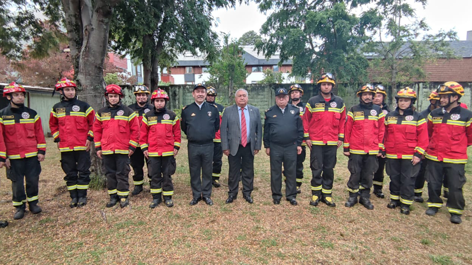 Presidente Nacional de Bomberos de Chile oficializa acreditación de grupo GERSA de Pucón