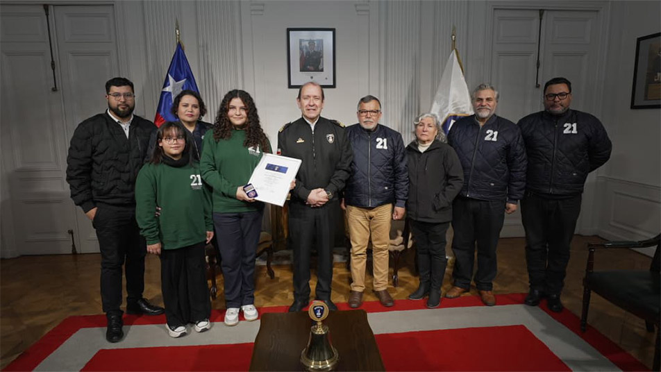 Brigadier de Bomberos de Chile es condecorada por salvar la vida a un compañero de curso 