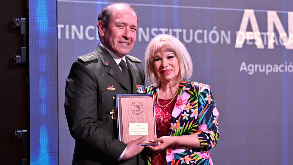 Bomberos de Chile recibió distinción de la Agrupación Nacional de Periodistas de la Televisión