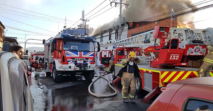 Incendio en casco antiguo de Iquique movilizó a bomberos 