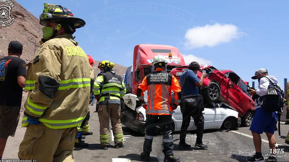 Bomberos de Iquique responde a colisión múltiple en acceso a Iquique