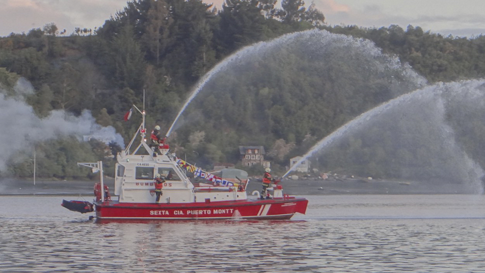 Comandante Scholtbach: Primera embarcación de Bomberos de Puerto Montt para el combate de incendios