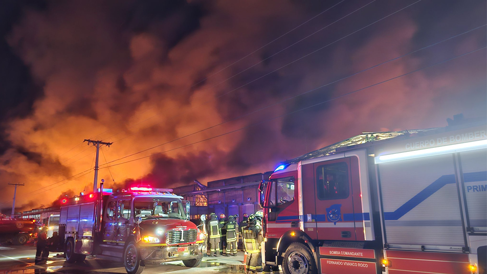 Incendio en Pudahuel moviliza a varios Cuerpos de Bomberos de la Región Metropolitana