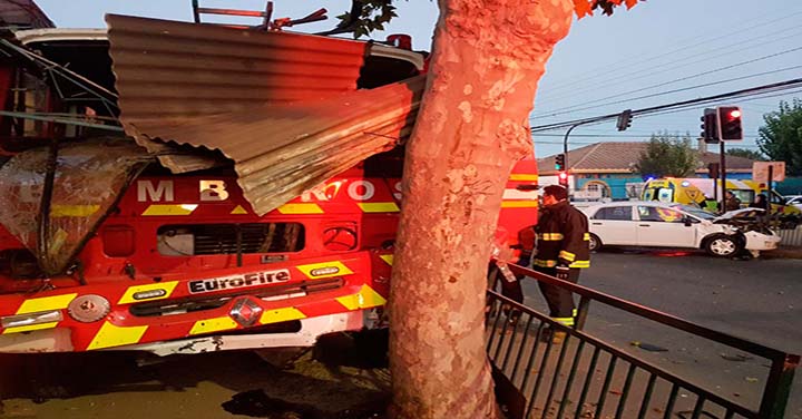 Carro de Bomberos de Villa Alemana colisionó con un automóvil  