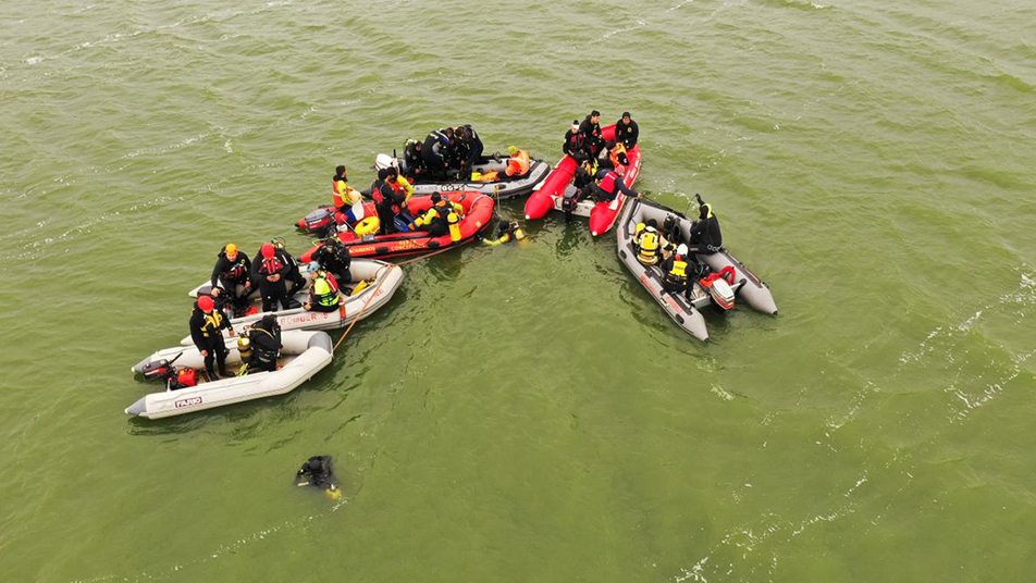 Búsqueda en laguna Huelehueico: Personal de Bomberos de Chile logra recuperar los cuerpos de las dos personas extraviadas