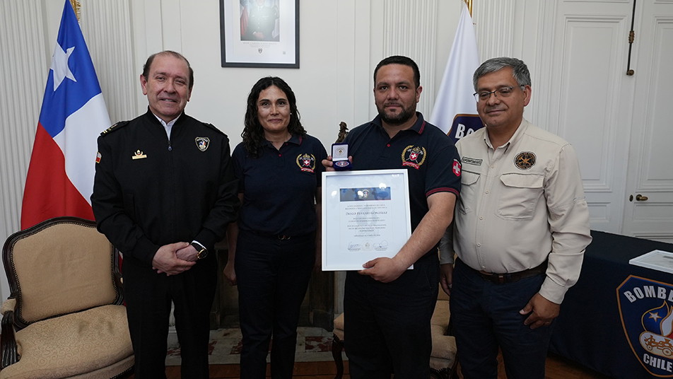 Bomberos de Puente Alto son reconocidos por salvar a lactante