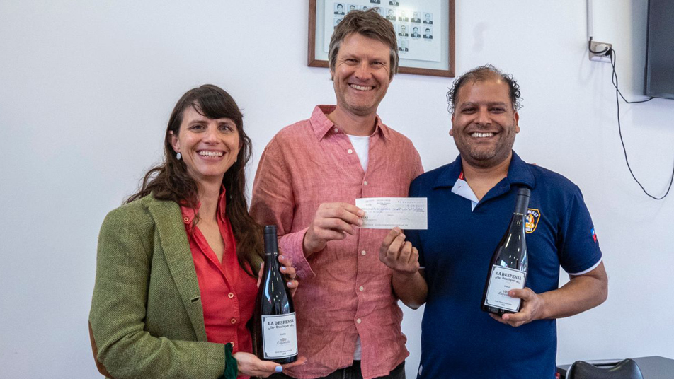 Bomberos de Apalta reciben aporte por venta de vino producido en su localidad
