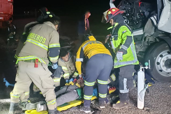 350 Dos lesionados dejó colisión  entre dos camiones en Ruta 5 norte 