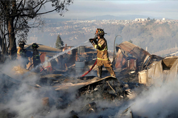 Bombero trabaja para apagar el fuego durante el incendio forestal en Valparaíso, Chile, el 24 de diciembre de 2019. Rodrigo Garrido / Reuters 350 Incendio Ramaditas