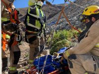 Bomberos de Iquique apoyó en desbarrancamiento de camión en Alto Chusmiza
