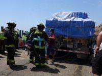 Bomberos de Iquique responde a colisión múltiple en acceso a Iquique