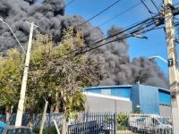 Incendio afecta a fábrica en comuna de Macul