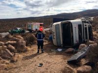 Chofer muere tras volcar su máquina movilizando a Bomberos de Huara