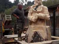 Presidente Nacional recibe escultura en agradecimiento a la labor de Bomberos de Chile