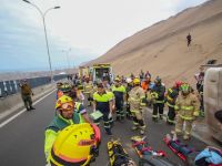 Bomberos de Iquique asistió a volcamiento de microbús 