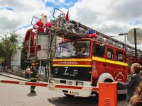 Viejito Pascuero Bombero visitó a los niños internados en el Hospital Regional de Temuco 