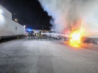 Fuego en camiones movilizó a bomberos hasta empresa Agrosuper de Iquique
