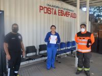 Bomberos de Rengo entregaron un afectuoso saludo a funcionarios de la Salud