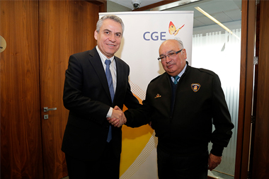 Bomberos de Chile y CGE firman convenio para fortalecer trabajo en situaciones de riesgo eléctrico
